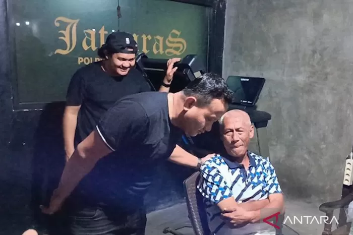 Tangkapan layar - Buronan terpidana korupsi Ramli (kanan) yang kabur dari Lembaga Pemasyarakatan (Lapas) Manolwari, Papua saat diinterogasi anggota usai dibekuk tim Jatanras Polrestabes Makassar