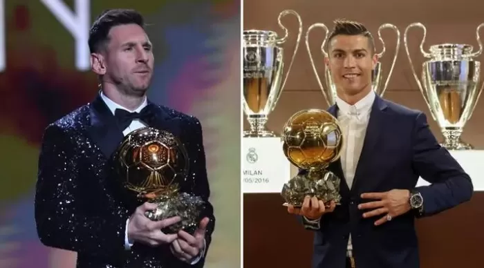 Lionel Messi (kiri) bersama Cristiano Ronaldo saat meraih gelar Ballon d