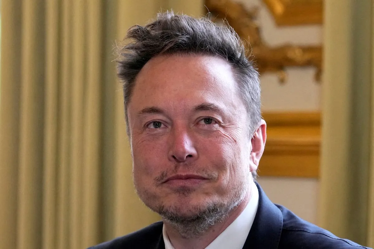 Arsip foto - Elon Musk berpose sebelum bertemu Presiden Prancis Emmanuel Macron di Istana Elysee di Paris, Prancis, Senin (15/5/2023). ANTARA/REUTERS/POOL