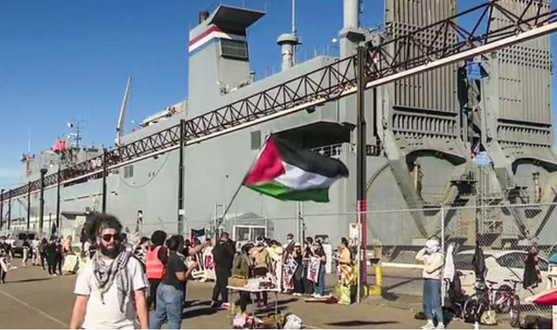 Para demonstran memblokade kapal militer AS yang hendak menuju Israel di Pelabuhan Oakland, California, Jumat (3/11).&nbsp; (cbsnews.com)