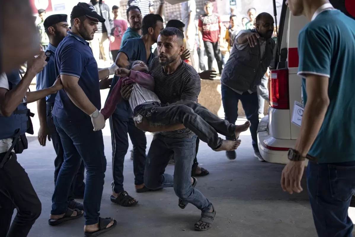 Anak perempuan menjadi korban serangan Israel, dibawa ke rumah sakit di Khan Younis. ( Foto: Fatima Shbai via AP)