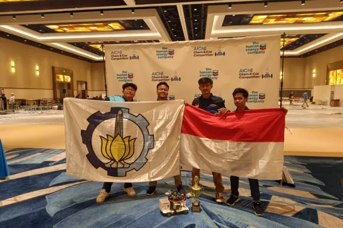Tim Spektronics ITS mengibarkan bendera Merah Putih saat sukses meraih runner-up di Amerika Serikat, Minggu (5/11). (Humas ITS)