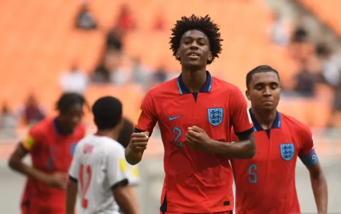 Bek Timnas Inggris U-17 Josh-Ko Acheampong (2) melakukan selebrasi usai mencetak gol ke gawang Kaledonia Baru U-17 di penyisihan Grup C Piala Dunia U-17 di Jakarta International Stadium, Jakarta.