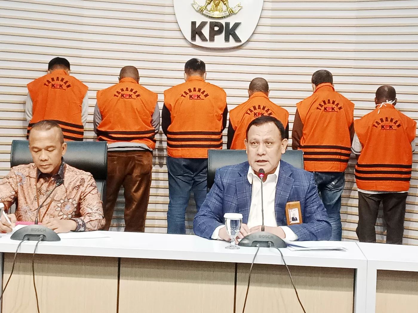 Ketua Komisi Pembrantasan Korupsi (KPK) Firli Bahuri saat konferensi pers terkait OTT Pj Bupati Sorong Yan Piet Mosso Sorong di gedung Merah Putih KPK, Jakarta, Selasa (14/11/2023). (FEDRIK TARIGAN/ J