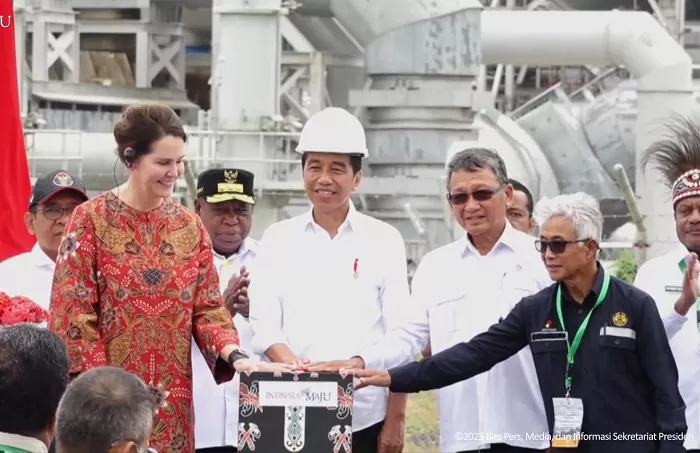 Presiden Joko Widodo (Jokowi) meresmikan Proyek Strategis Nasional (PSN) Kilang LNG Tangguh Train 3 di Kabupaten Teluk Bintuni, Papua Barat, pada hari ini, Jumat (24/11). (YouTube Setpres)