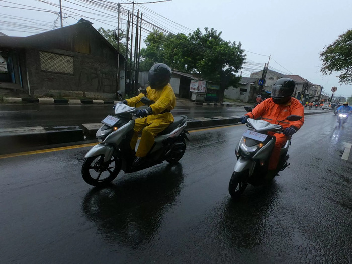 Ilustrasi: Berkendara sepeda motor di musim hujan. (Istimewa)