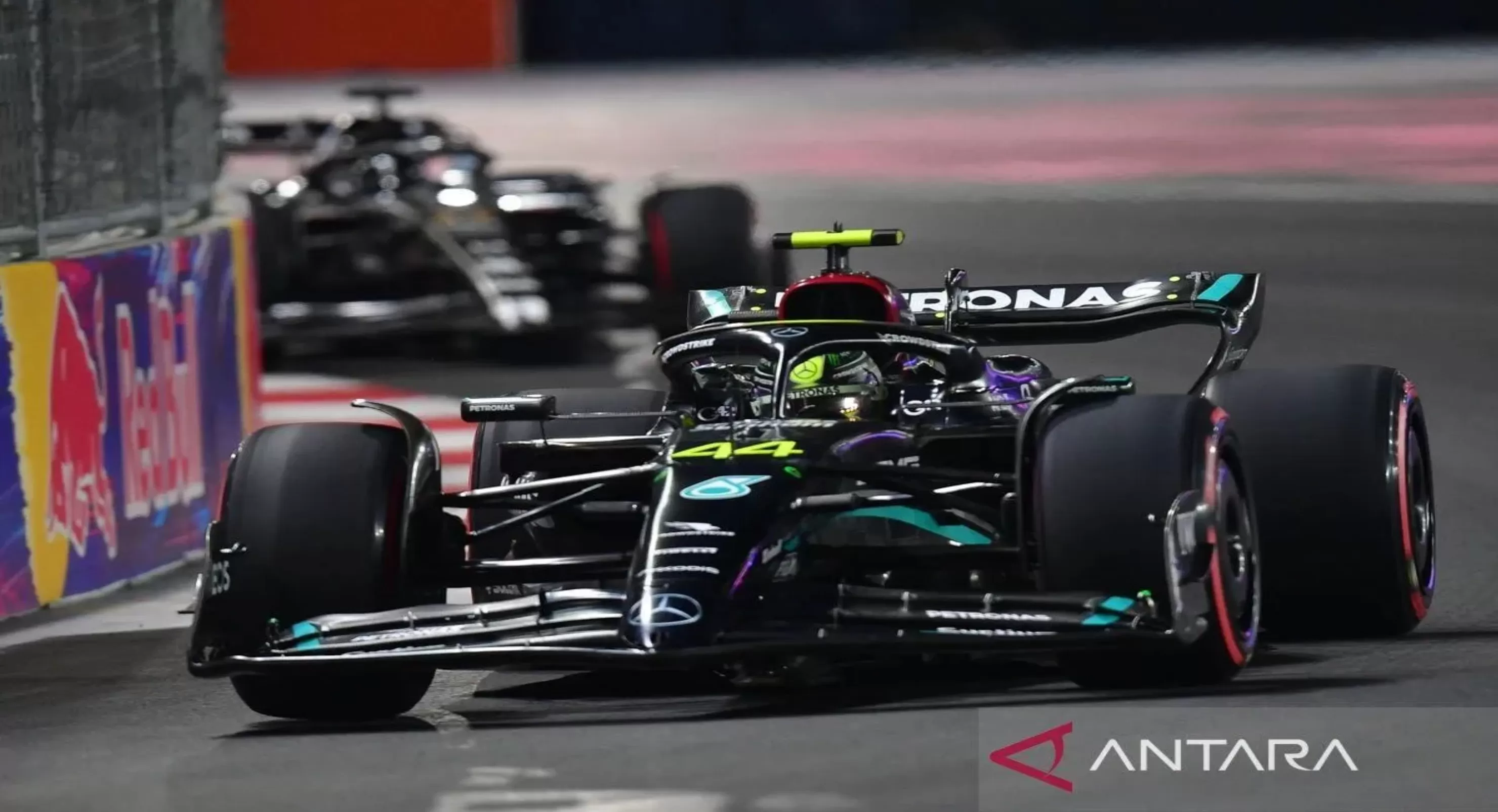 Pembalap Mercedes AMG Petronas Lewis Hamilton melaju saat sesi latihan balap F1 GP di Las Vegas Strip Circuit, Nevada, AS pada Jumat (17/11). ANTARA FOTO/Gary A. Vasquez-USA TODAY Sports via Reuters