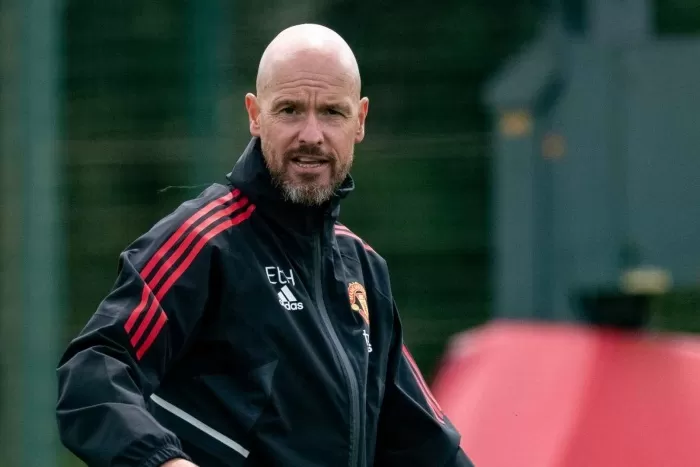 Pelatih Manchester United, Erik ten Hag, menerima masukan dari para pemainnya. (manutd.com)