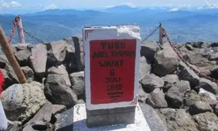 Tugu Abel di puncak Merpati, Gunung Mapari, Sumbar. Tugu ini untuk mengenang kematian seorang pendaki bernama Abel Tasman. (Facebook)