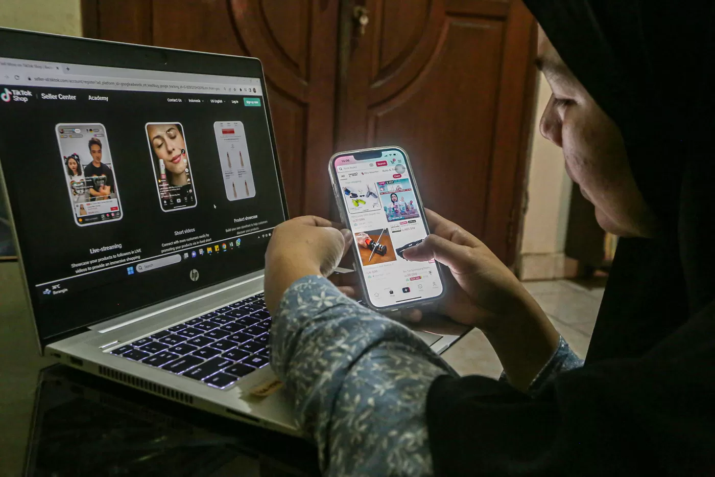Warga melihat barang yang dijual di Tiktok shop melalui layar telepon genggam di Depok, Jawa Barat. (SALMAN TOYIBI/JAWA POS)