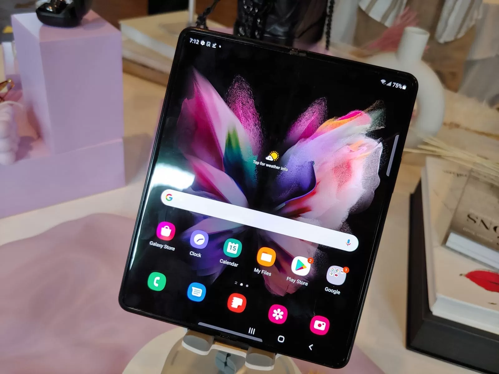 Ilustrasi: Smartphone Galaxy Z Fold lama. (Rian Alfianto/JawaPos.com)