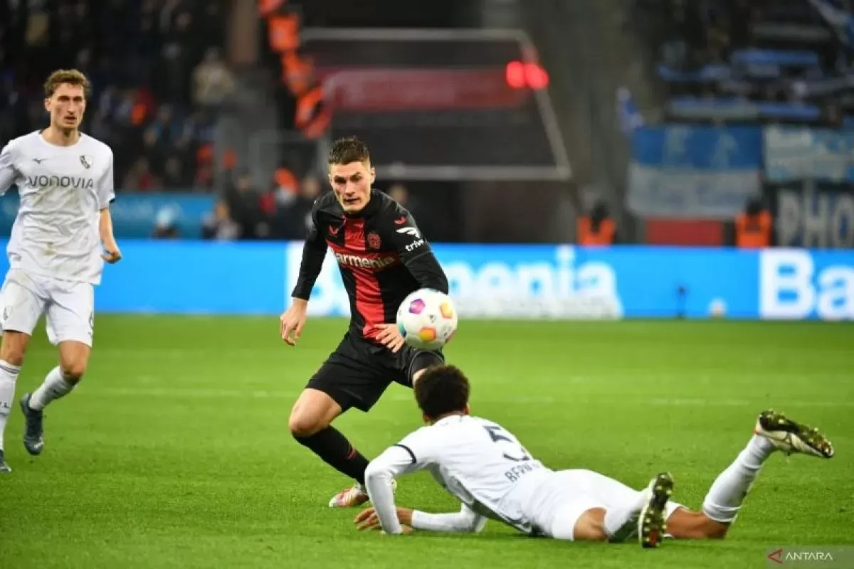 Penyerang Bayer Leverkusen Patrik Schick dan bek Bochum Bernardo berduel memperebutkan bola pada pertandingan Liga Jerman yang dimainkan di BayArena, Leverkusen, Rabu (20/12/2023). (AFP/UWE KRAFT)