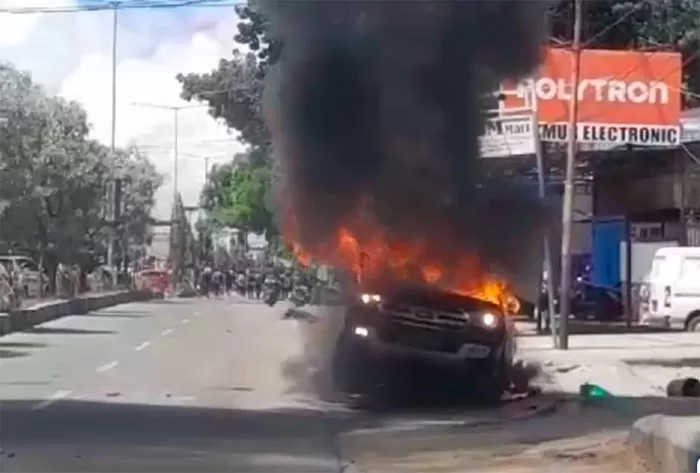 Screenshot video aksi anarkis masa saat perarakan jenazah alm. Lukas Enembe ke Stakin, Sentani, Kabupaten Jayapura, Kamis (28/12). (Ceposonline/screenshot)