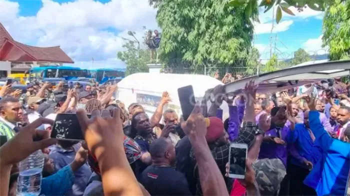 Suasana ketika jenazah Lukas Enembe diarak menuju STAKIN Sentani, Kamis (28/12/2023). (PASKALINO ROBAHA/CEPOSONLINE.COM)