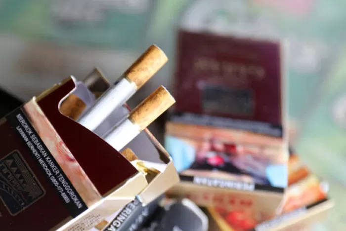 Ilustrasi rokok. Pemerintah melalui Kementerian Keuangan (Kemenkeu) resmi menaikkan tarif cukai hasil tembakau (CHT) rata-rata 10 persen yang berlaku mulai awal Januari 2024. (Dery Ridwansah/JawaPos.c