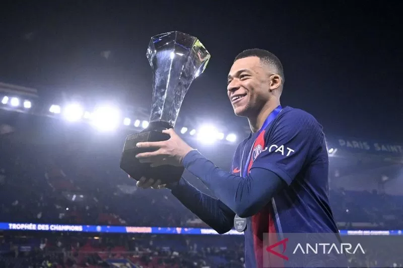 Pemain Paris Saint-Germain Kylian Mbappe ketika mengangkat trofi Piala Super Prancis seusai menaklukkan Toulouse dengan skor 2-0 pada laga final di Parc des Princes, Kamis WIB (4/1/2024). (ANTARA/PSG)