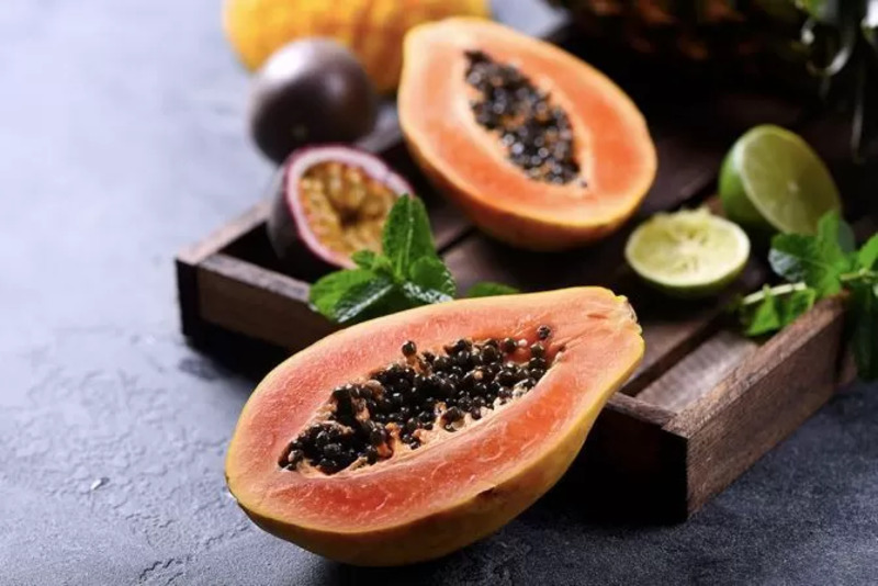 Buah pepaya mengandung banyak vitamin dan mineral.