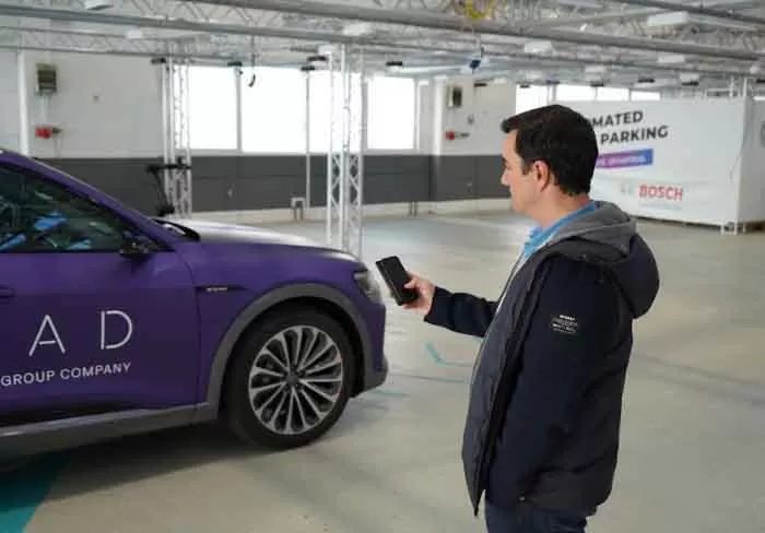 Teknisi menggunakan smartphonenya untuk menguji coba kehandalan teknologi Bosch yakni Automated Valet Parking System. [dok. Bosch]