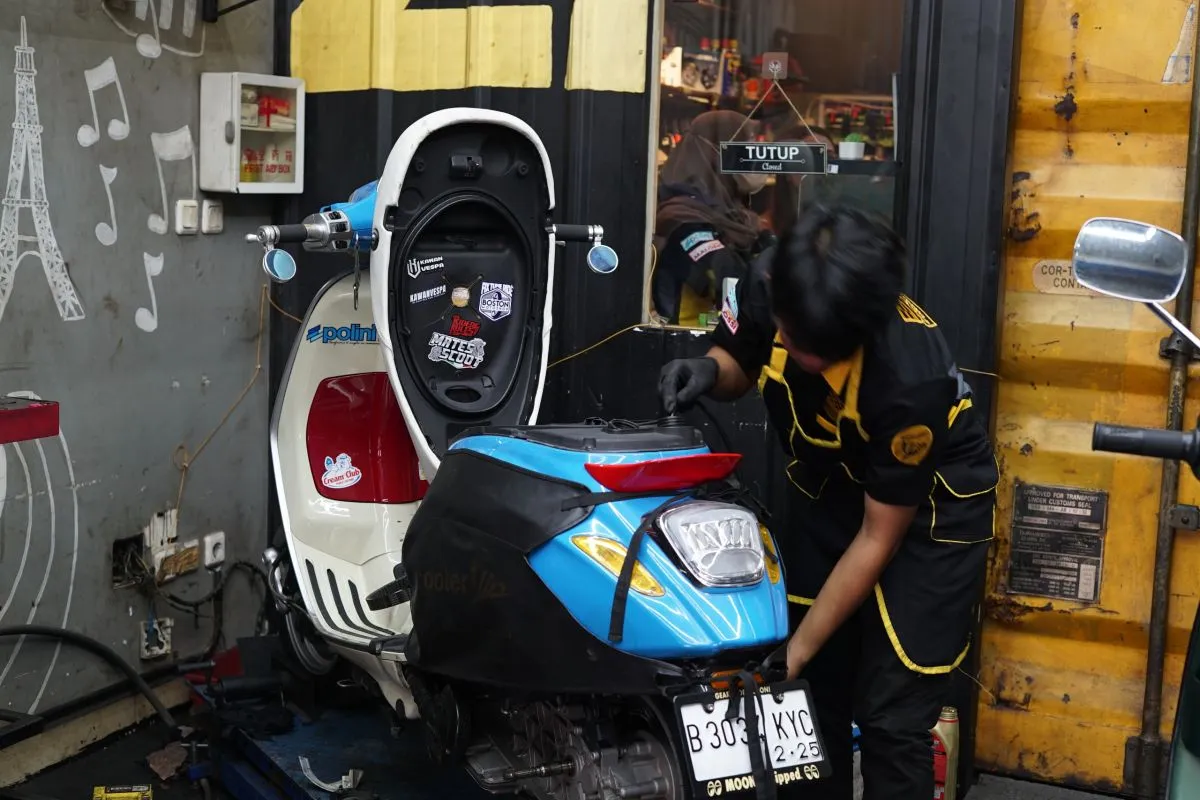 Ilustrasi: Vespa Metik yang sedang direstorasi atau modifikasi di Scooter VIP. (ANTARA/Scooter VIP)