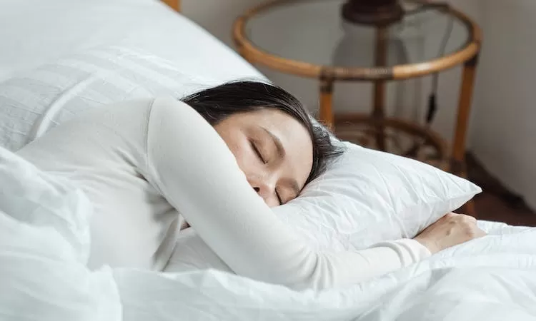 Ilustrasi seseorang tidur dan bermimpi. (Pexels)