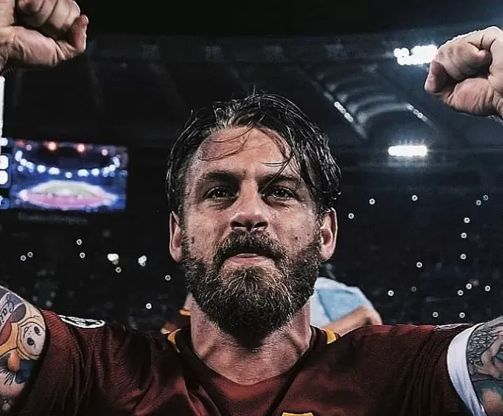 De Rossi memakai jersey AS Roma. (Pinterest Jarvis Sequera)