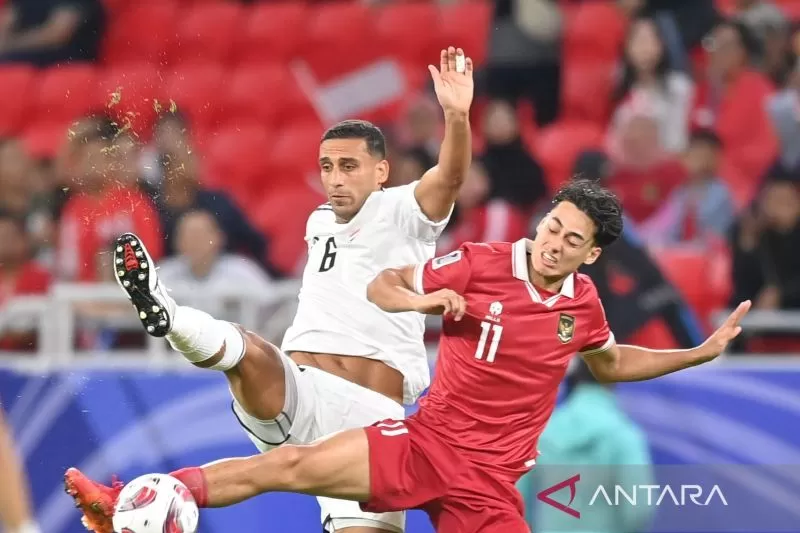 Pesepak bola Timnas Indonesia Rafael William Struick (kanan) berebut bola dengan Pemain Irak Ali Adnan Al Tameemi (kiri) pada laga penyisihan grup D Piala Asia 2023. (ANTARA)