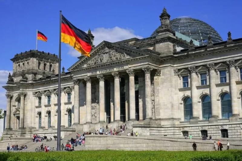 Bendera Jerman berkabar di depan gedung Reichstag di Berlin. (Cezary Piwowarski/Wikimedia/Antara)