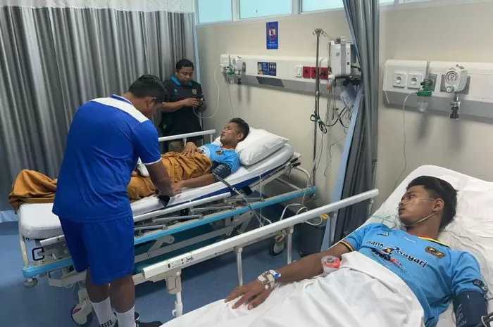 HARUS DIRAWAT: Pemain Persikopa Pariaman harus dirawat karena insiden kericuhan di laga Piala Soeratin U-17 tingkat nasional antara Persikopa Pariaman vs Persmi Mimika Papua, Senin (29/1).