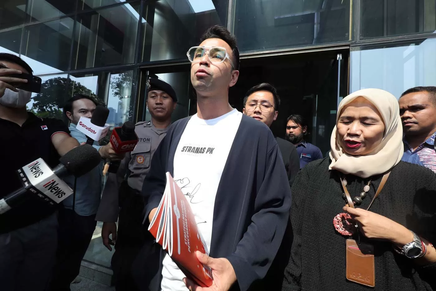 Raffi Ahmad berjalan meninggalkan Gedung KPK, Jakarta, Selasa (26/9/2023). (FEDRIK TARIGAN/ JAWA POS)