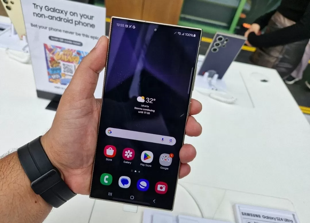Interaksi visual dengan layar Samsung Galaxy S24 Ultra (RianAlfianto/JawaPos.com)