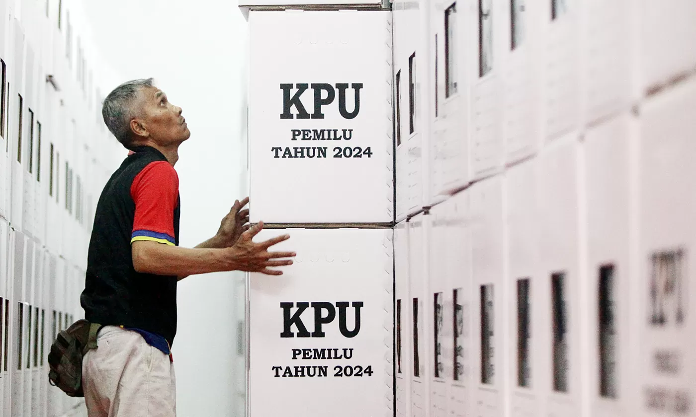 Ilustrasi: Pekerja sedang merakit kotak suara Pemilu 2024 di GOR Pemadam Joglo, Jakarta. (DERY RIDWANSAH/ JAWAPOS.COM)