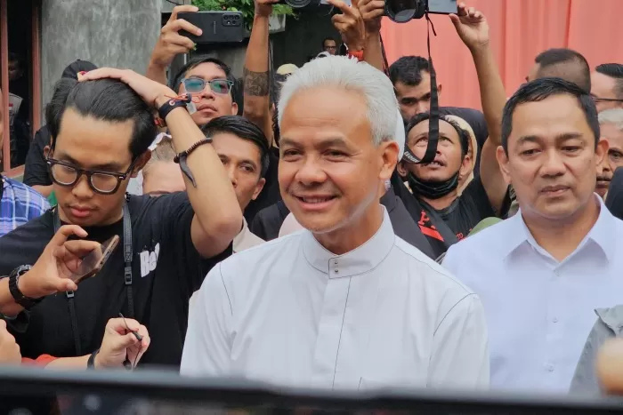 Calon presiden (capres) nomor urut 3 Ganjar Pranowo usai menggunakan hak suaranya di TPS 011, Lempongsari, Gajah Mungkur, Semarang, Jawa Tengah, Rabu (14/2). (Foto: Ridwan)