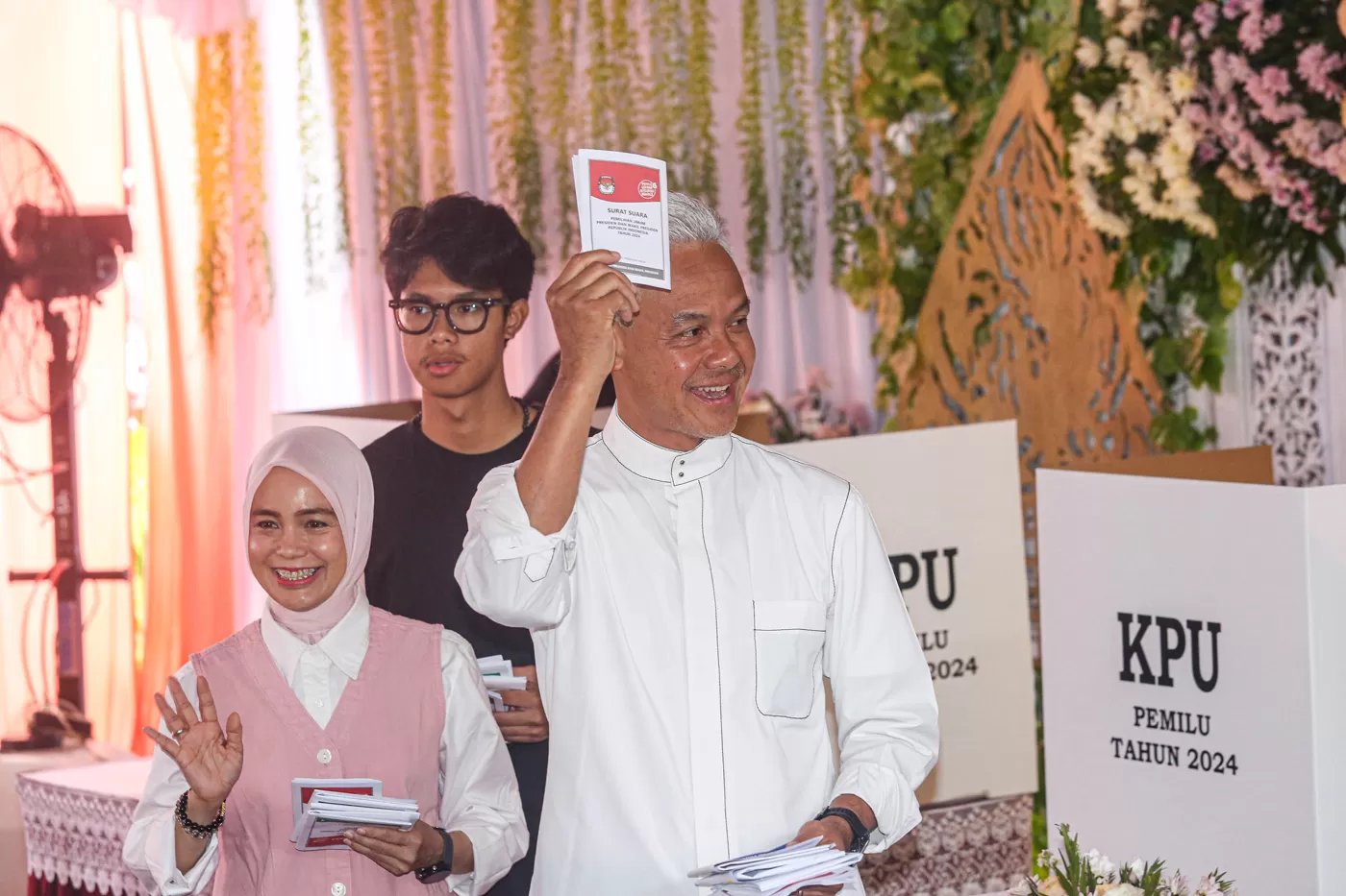 Calon Presiden nomor urut 03 Ganjar Pranowo bersama keluarganya menggunakan hak pilihnya pada Pemilu serentak 2024 di TPS 11, Lempongsari, Gajahmungkur, Semarang, Jawa Tengah, Rabu (14/2/2024).