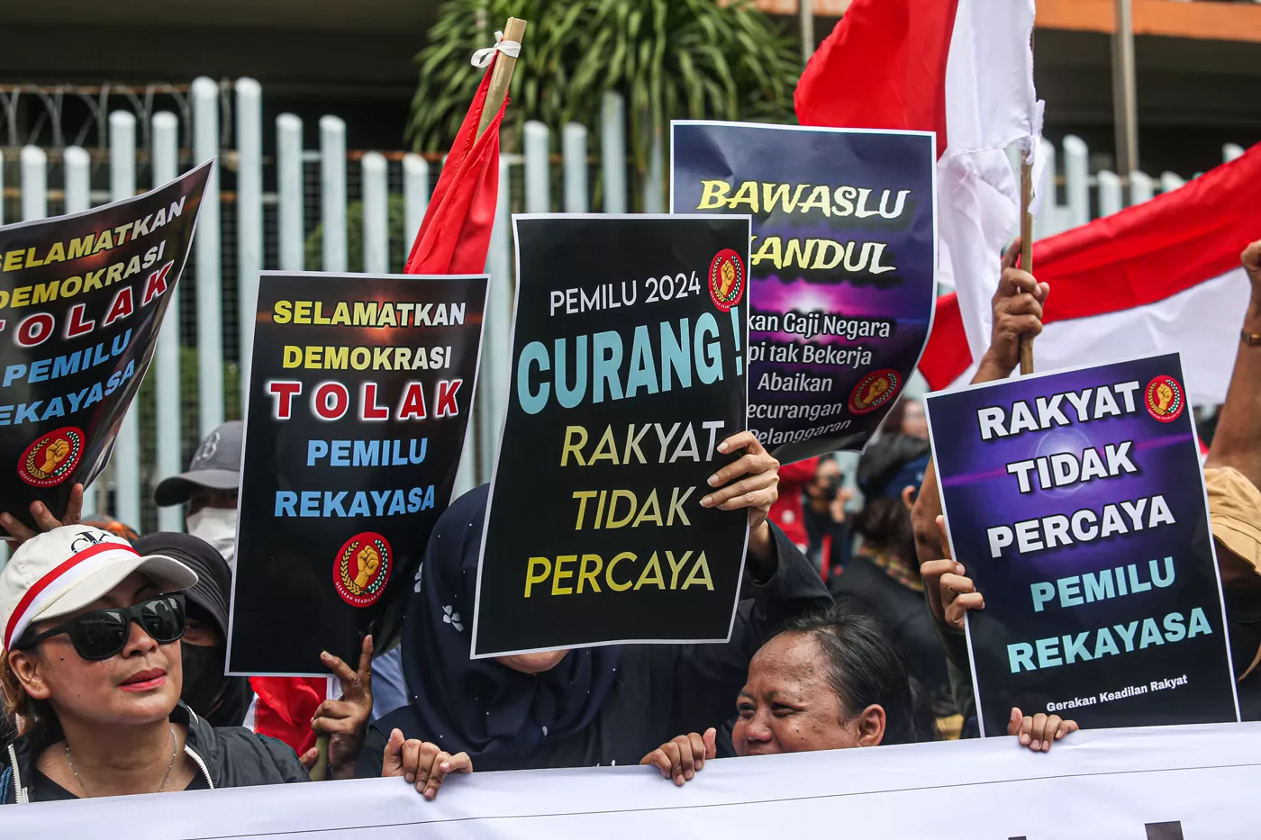 Massa yang tergabung dalam Gerakan Keadilan Rakyat melakukan aksi unjuk rasa di depan Gedung Bawaslu RI Jl MH Thamrin Jakarta, Senin (19/2/2024). (MIFTAHUL HAYAT/JAWA POS)
