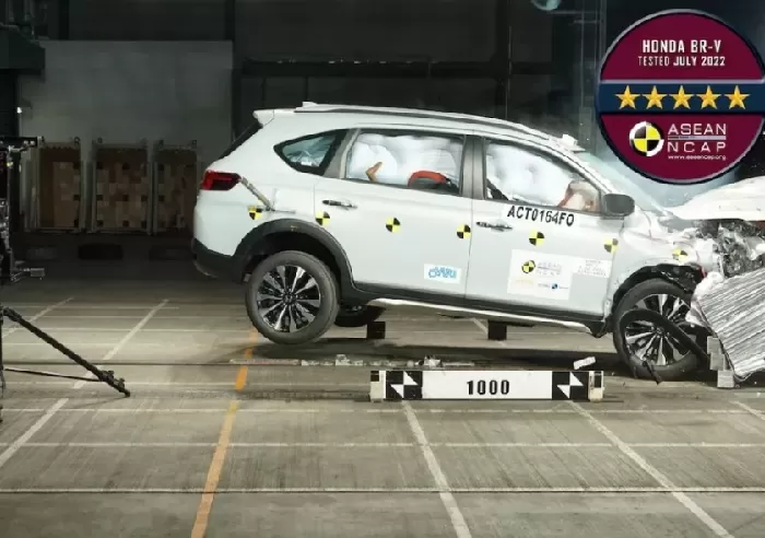 Pengujian tes tabrak untuk Honda BR-V yang menjadi basis dari Honda NX-7 meraih hasil 5 bintang. (foto: Dok. Honda)