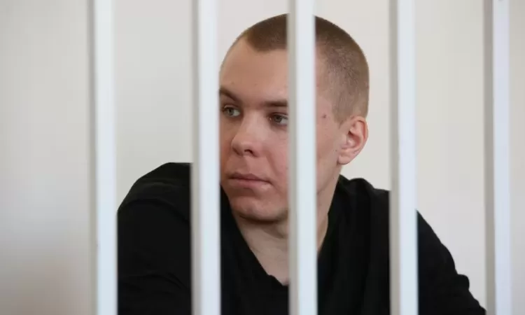 Sosok Nikita Zhuravel, pria Rusia yang membakar Al-Quran di depan masjid pada tahun lalu. (Reuters)