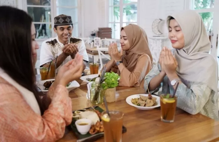 Ilustrasi berbuka puasa di Bulan Ramadhan. (Freepik/odua)