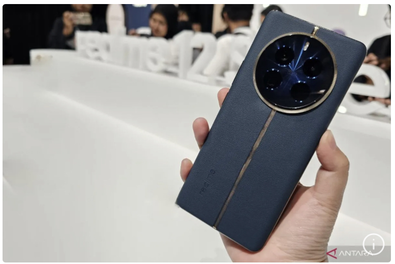 Tampilan Realme 12 Pro+ 5G dalam warna "Submarine Blue" dan "Navigator Beige" yang resmi dijual di Indonesia secara prapesan mulai 29 Februari 2024 dalam perilisannya di Jakarta, Kamis (29/2/2024).