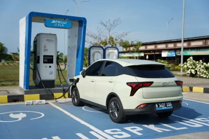 Ilustrasi mobil listrik Neta V saat mengisi ulang daya (Istimewa)