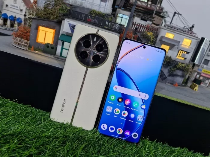 Unit Realme 12 Series 5G yang baru rilis di Indonesia dengan fitur unggulan kamera periskop.(RianAlfianto/JawaPos.com)