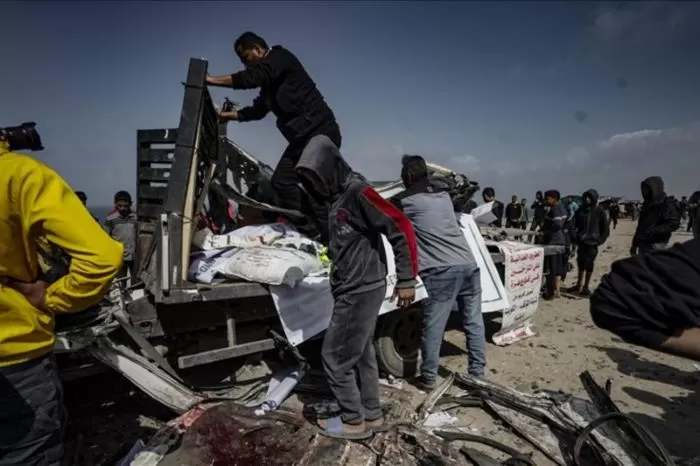 Warga Palestina mengeluarkan puing-puing kendaraan bantuan kemanusiaan yang rusak berat, yang menjadi sasaran serangan udara Israel, di Deir al-Balah, Gaza, Palestina, Minggu (3/3). ( Anadolu/Antara)