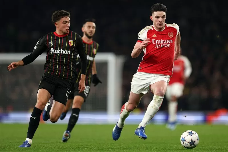 Gelandang Arsenal Declan Rice (kanan) turut mencetak gol ketika Arsenal menang 6-0 atas Sheffield United, Selasa (5/3) dini hari. (AFP/ADRIAN DENNIS)