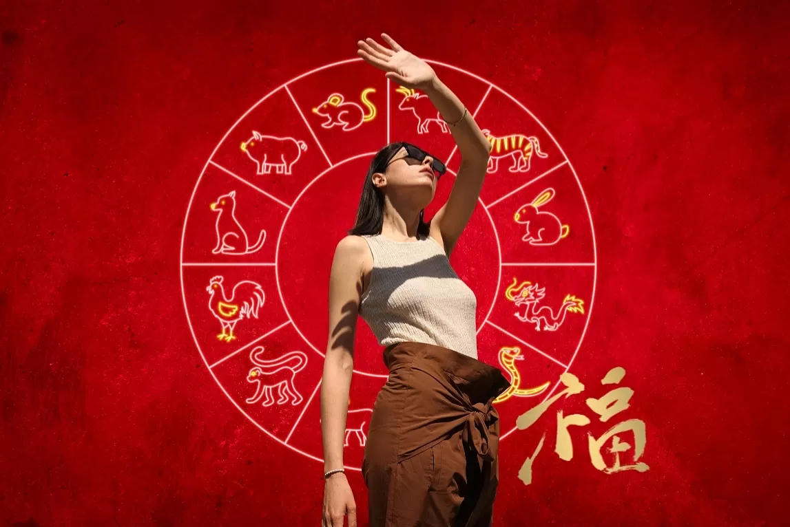 Ilustrasi perempuan berdiri di depan simbol shio atau zodiak Tiongkok. (Canva Pro)