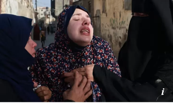 Rania Abu Anza (tengah) berduka atas kematian bayi kembarnya sebelum dimakamkan di Rafah, Gaza selatan, pada hari Senin. (Sumber Foto: Mohammed Abed/AFP/Getty Images)