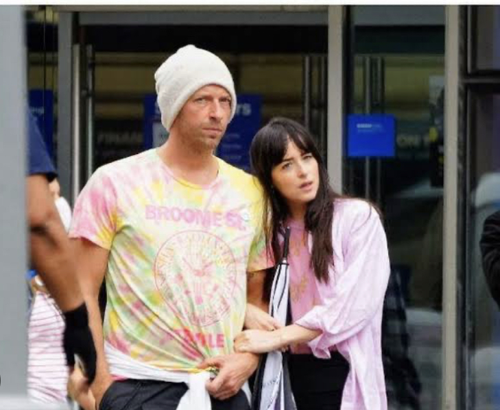 Dakota Johnson dengan Chris Martin