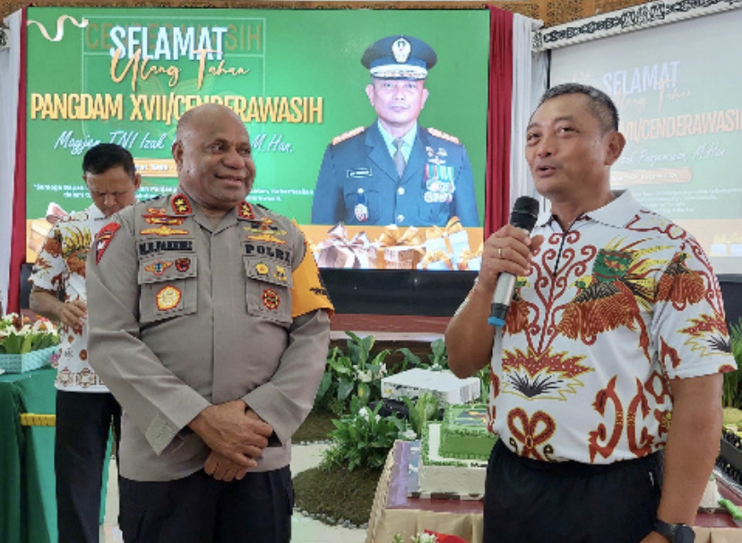 Kapolda Papua, Irjen Pol, Mathius Fakhiri bersama Pangdam XVII/Cenderawasih, Mayjen TNI Izak Pangemanan di Makodam XVII Cenderawasih, Rabu (6/3) kemarin. (foto: GAMEL/CEPOS )