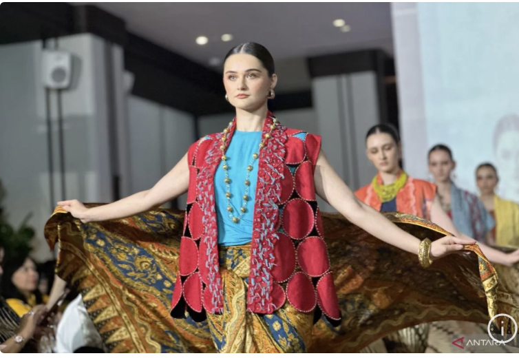 Koleksi Sekar Arumdati dari Batik Danar Hadi dipamerkan di The Lounge Bimasena The Dharmawangsa Hotel, Jakarta, Kamis (7/3/2024). (ANTARA/Pamela Sakina)