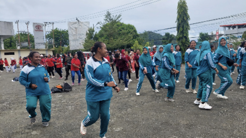 Para perawat usai jalan sehat di Kantor Dinkes Papua, Jumat (8/3) (FOTO:Elfira/Cepos)
