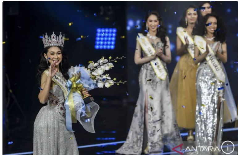 Arsip foto - Miss Indonesia 2022 Audrey Vanessa (kiri) menyapa penonton usai dinobatkan sebagai Miss Indonesia 2022 saat malam puncak "Miss Indonesia 2022" di Jakarta, Kamis (15/9/2022). ANTARA FOTO/G