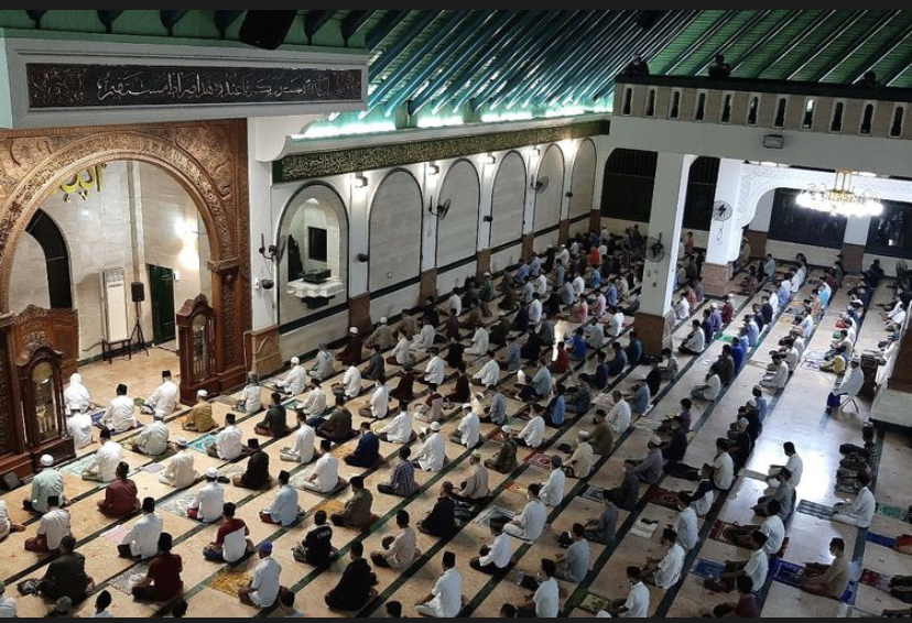 Ilustrasi: suasana sholat tarawih di masjid
